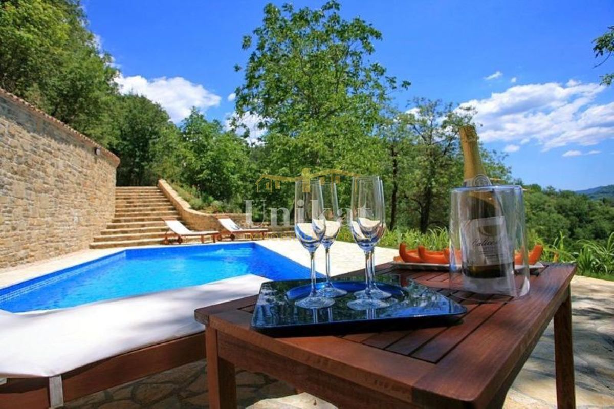 Casa in pietra ristrutturata con piscina e vista su Motovun